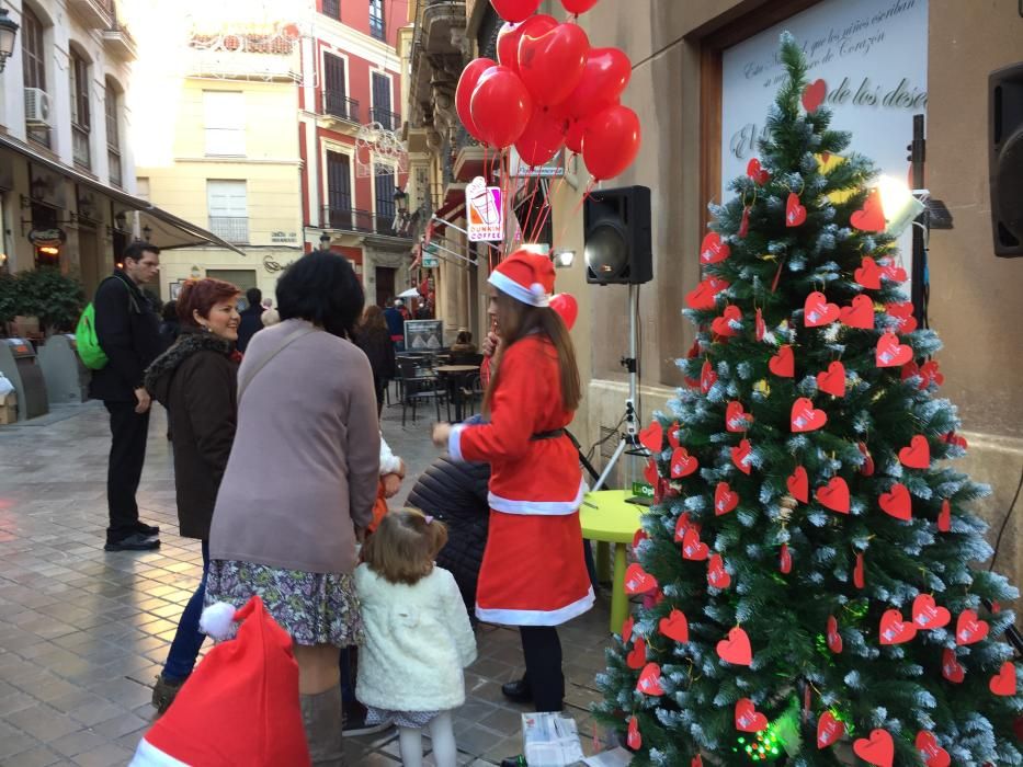 Los más pequeños de la casa tienen una cita con el árbol de Navidad de La Opinión de Málaga, que podrán visitar en la entrada del periódico hasta el día 30 en horario de cinco a ocho de la tarde