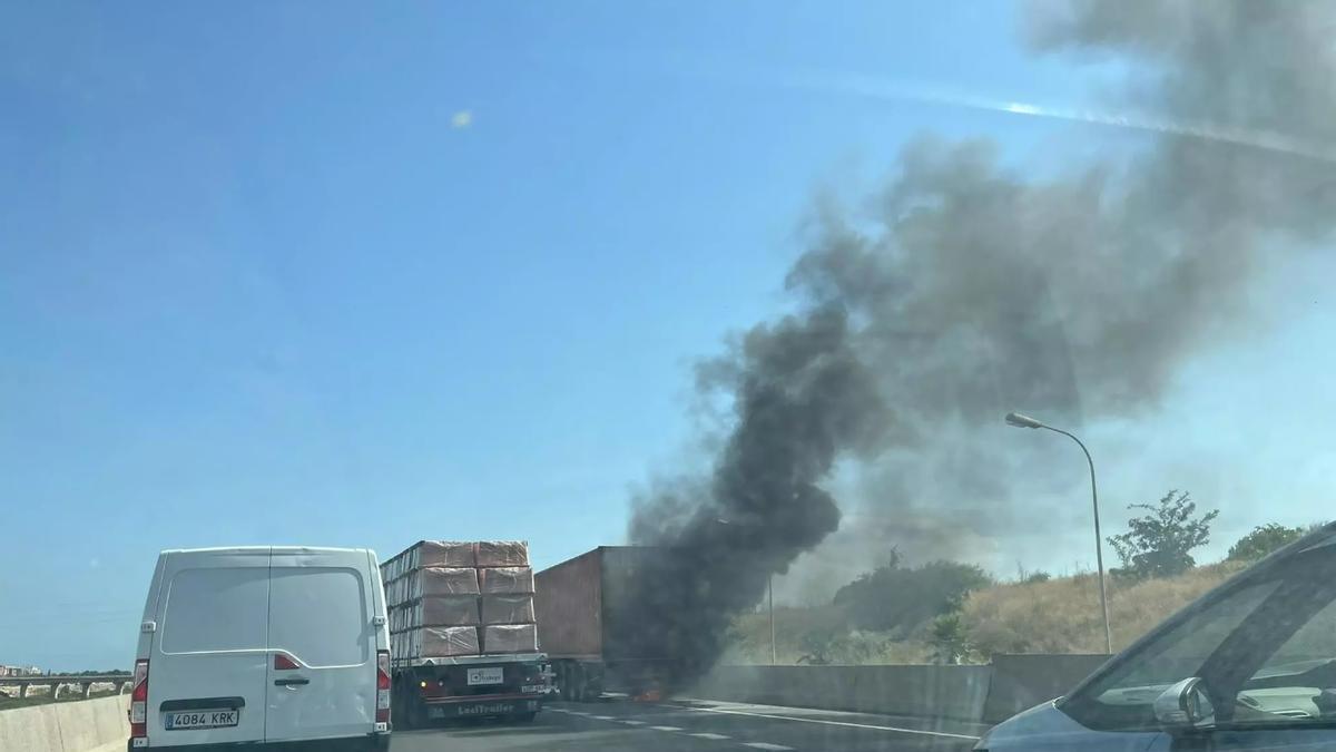 Incendio en la V-30 provoca atascos dirección puerto