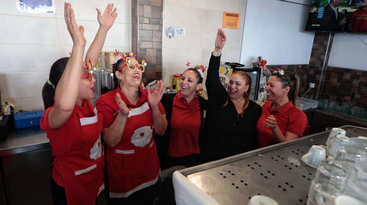 Las camareras de la cafetería celebran que ganaron 6.000 euros. | | M. P.