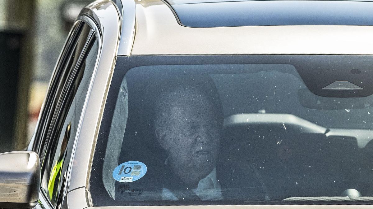 El rey emérito saliendo este miércoles del aeropuerto de Vigo en dirección a Sanxenxo.