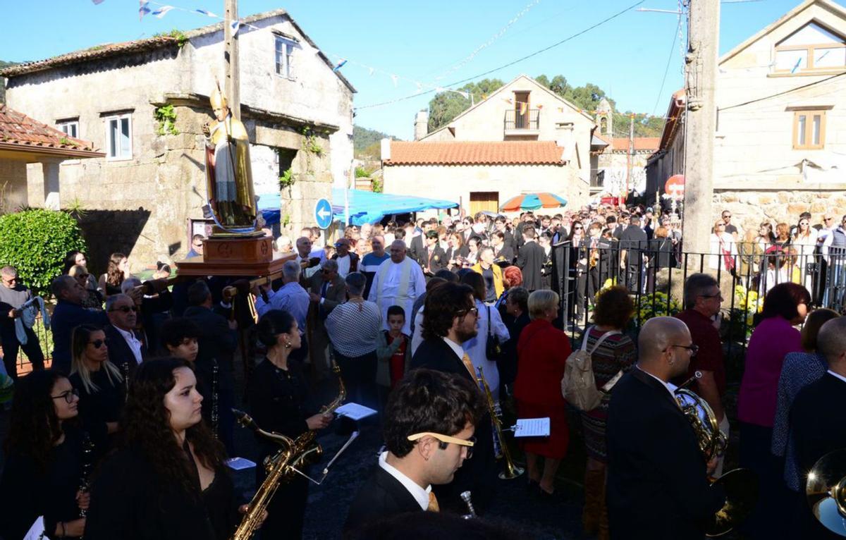 La imagen de San Martiño, a su salida del templo románico de Moaña.