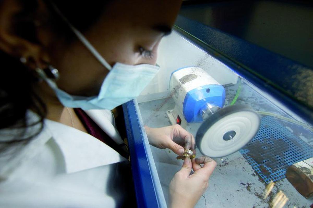 EL  MANEJO DEL FUEGO DE MANERA ARTESANAL CONTINÚA USÁNDOSE EN LA JOYERÍA MODERNA.