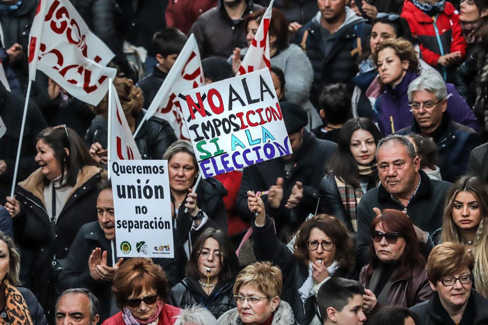 Veinte mil personas reclamaron ayer en las calles de Orihuela la derogación de la ley de Plurilingüismo