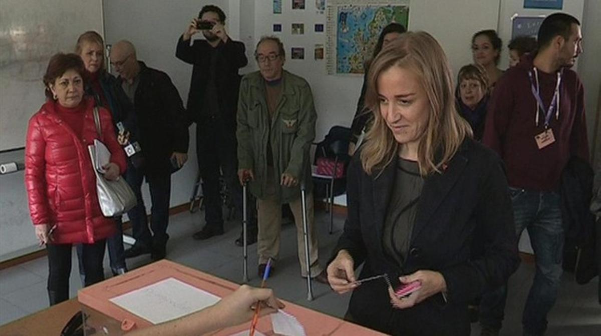 Tania Sánchez vota, aquest diumenge, 30 de novembre, a les primàries d’IU a Madrid. Tania Sánchez vota, aquest diumenge, 30 de novembre, a les primàries d’IU a Madrid.