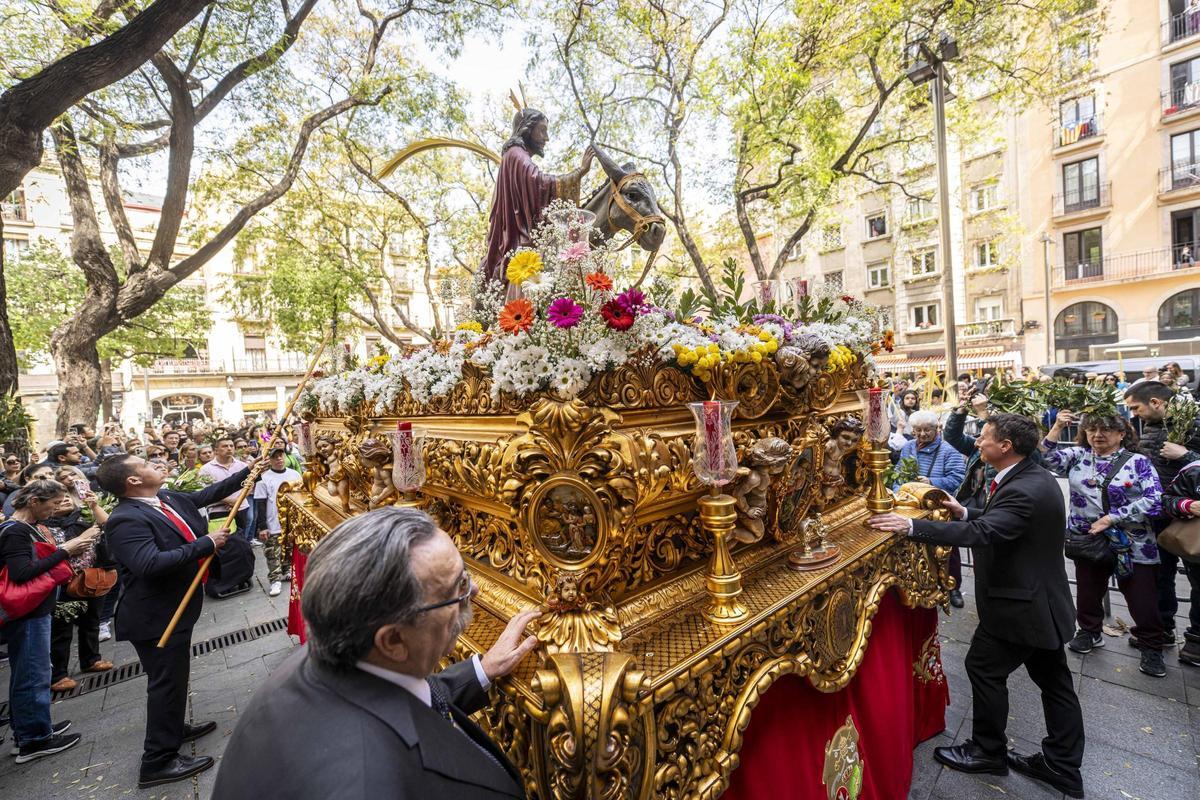 El paso de la Borriquita, a punto de salir en procesión este Domingo de Ramos por el centro de Barcelona.