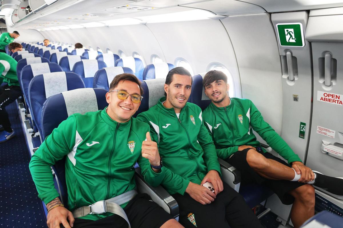 Carracedo, Guardiola y Kevin Medina, minutos antes de despegar hacia La Coruña.