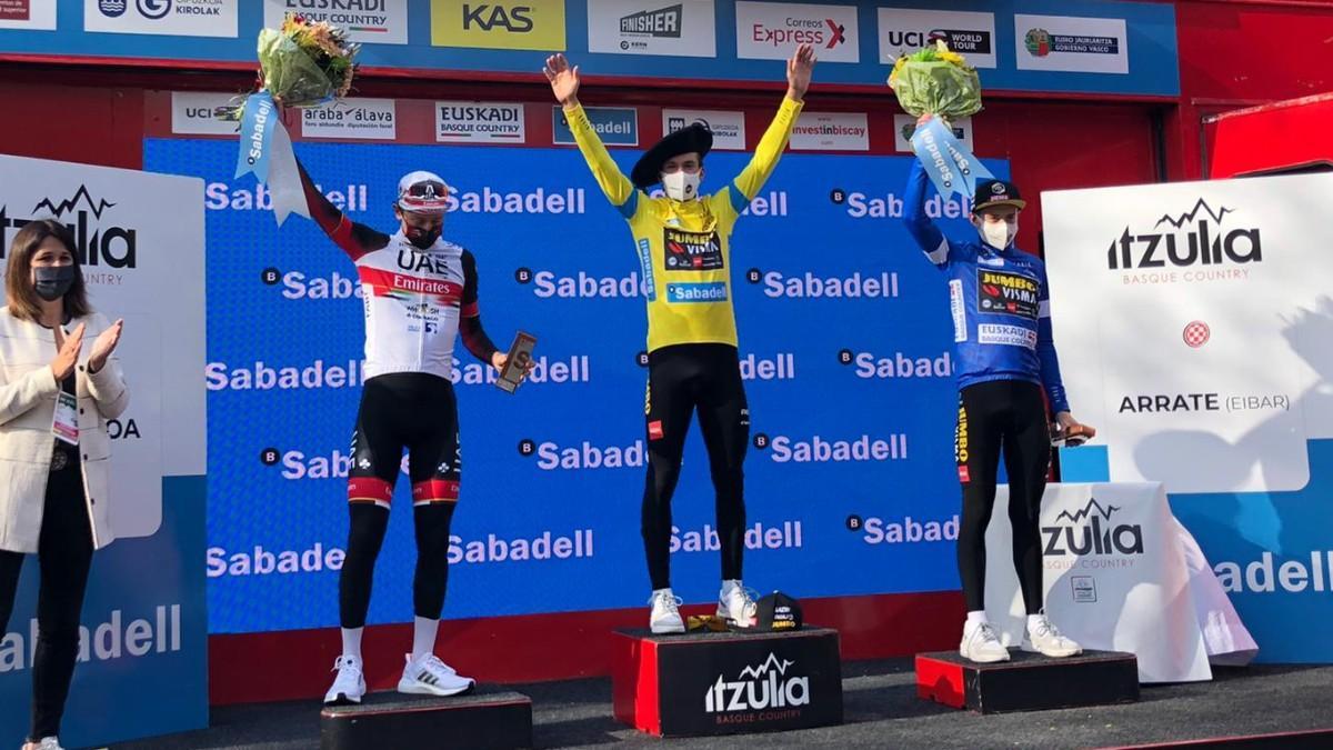 Primoz Roglic, escoltado por Vingegaard y Pogacar