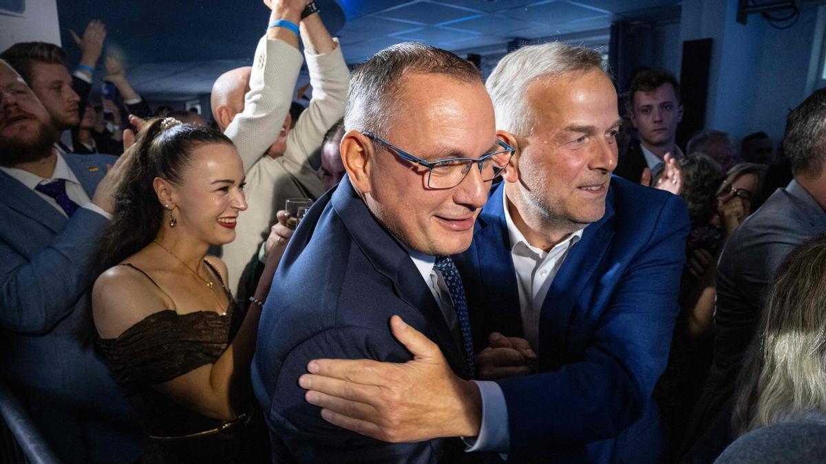 Tino Chrupalla, colíder del partido de extrema derecha Alternativa para Alemania (AfD), celebra los resultados en los comicios estatales de Mecklemburgo-Pomerania Occidental.