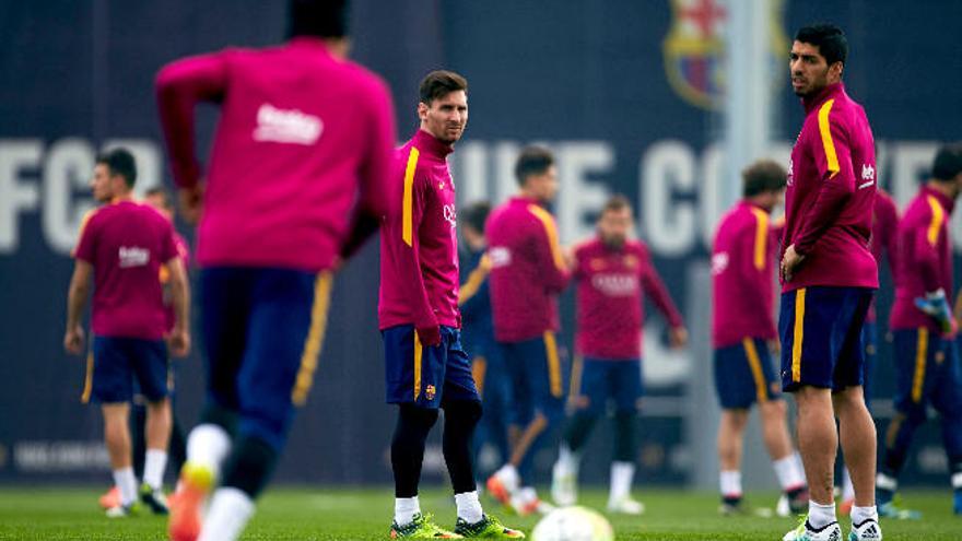 Leo Messi y Luis Suárez, frente a frente, antes de iniciar el último entreno antes del partido con el Betis en el Villamarín.