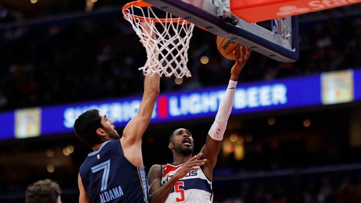 Aldama intenta taponar la bandeja de Will Barton