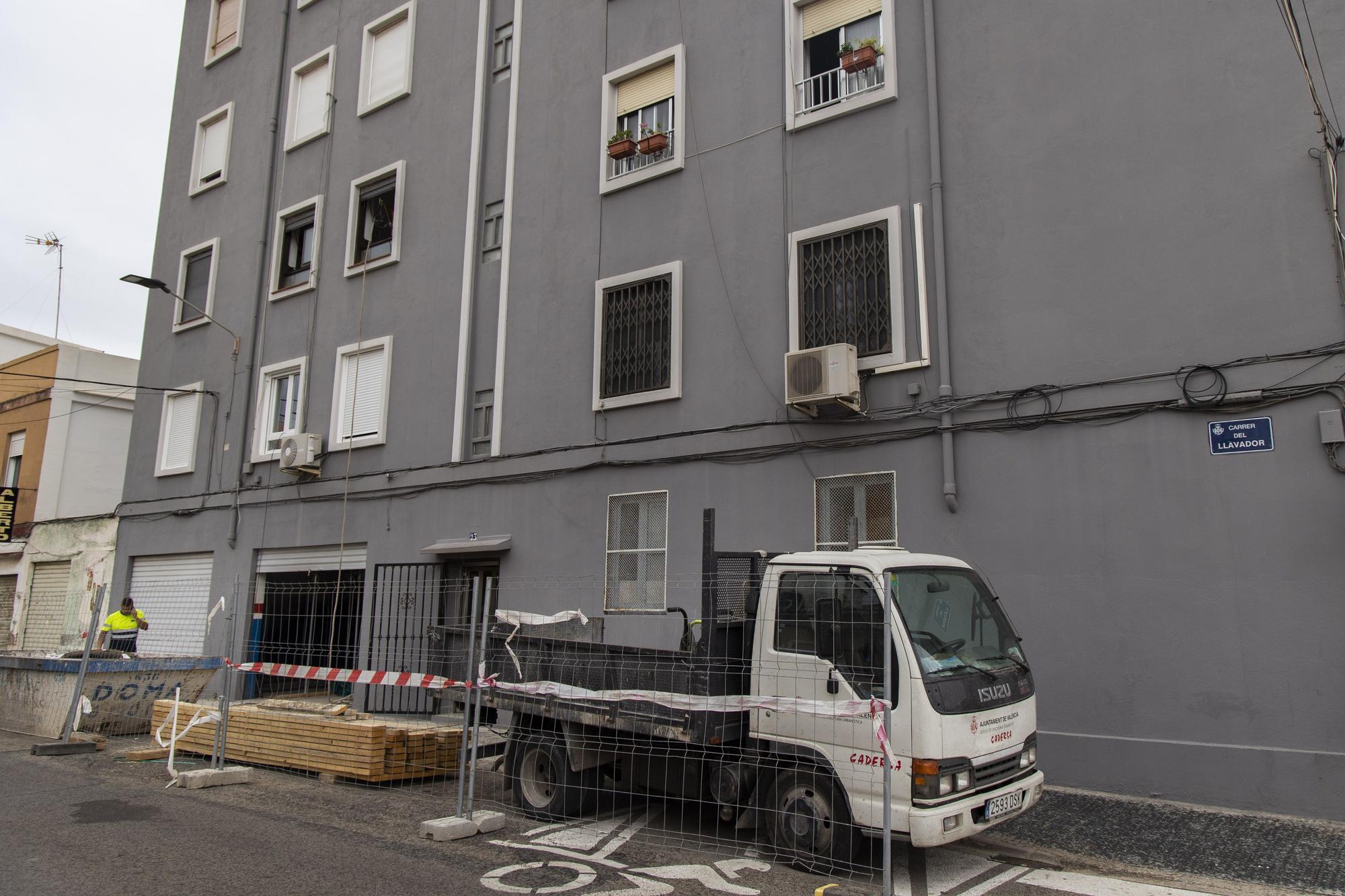 Comienzan a apuntalar el edificio que desalojaron en el Cabanyal por riesgo de derrumbe