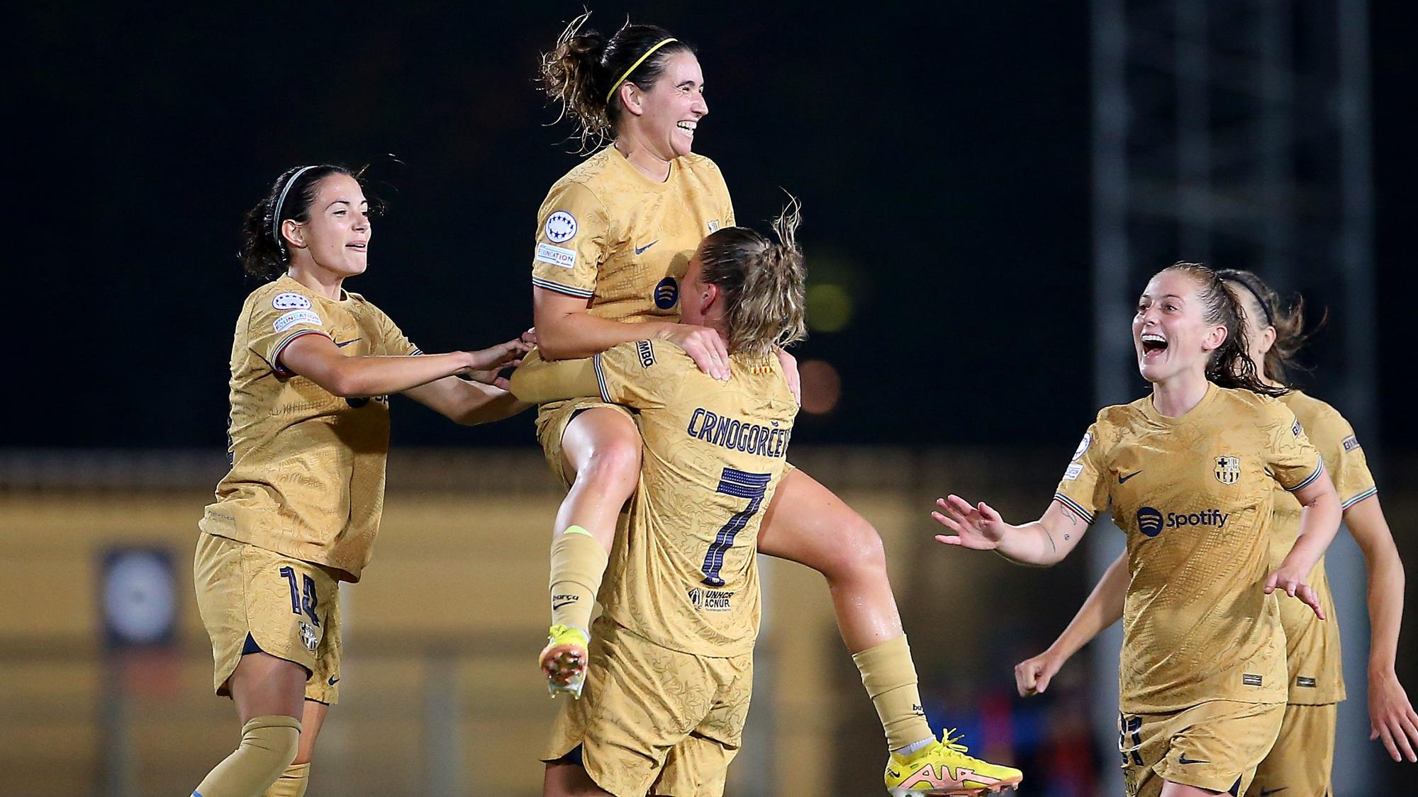 Mariona Caldentey, en el centro, celebra su gol desde el centro del campo.