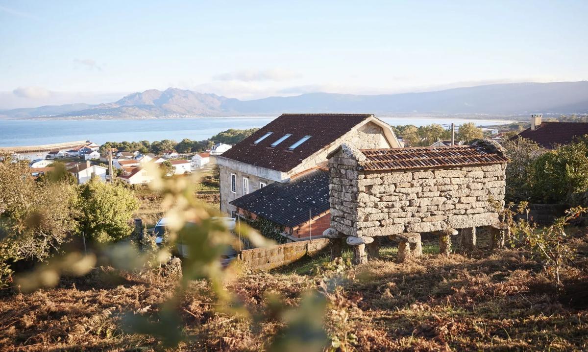 Casa Mestra se ubica al lado de la playa más larga de Galicia y del Monte Pindo