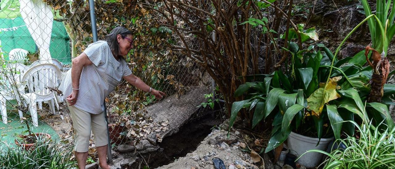 Zanja en el patio de una vivienda de Plasencia, con aguas fecales.