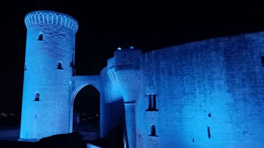 El Castell de Bellver se iluminó anoche de color azul.  | CORT