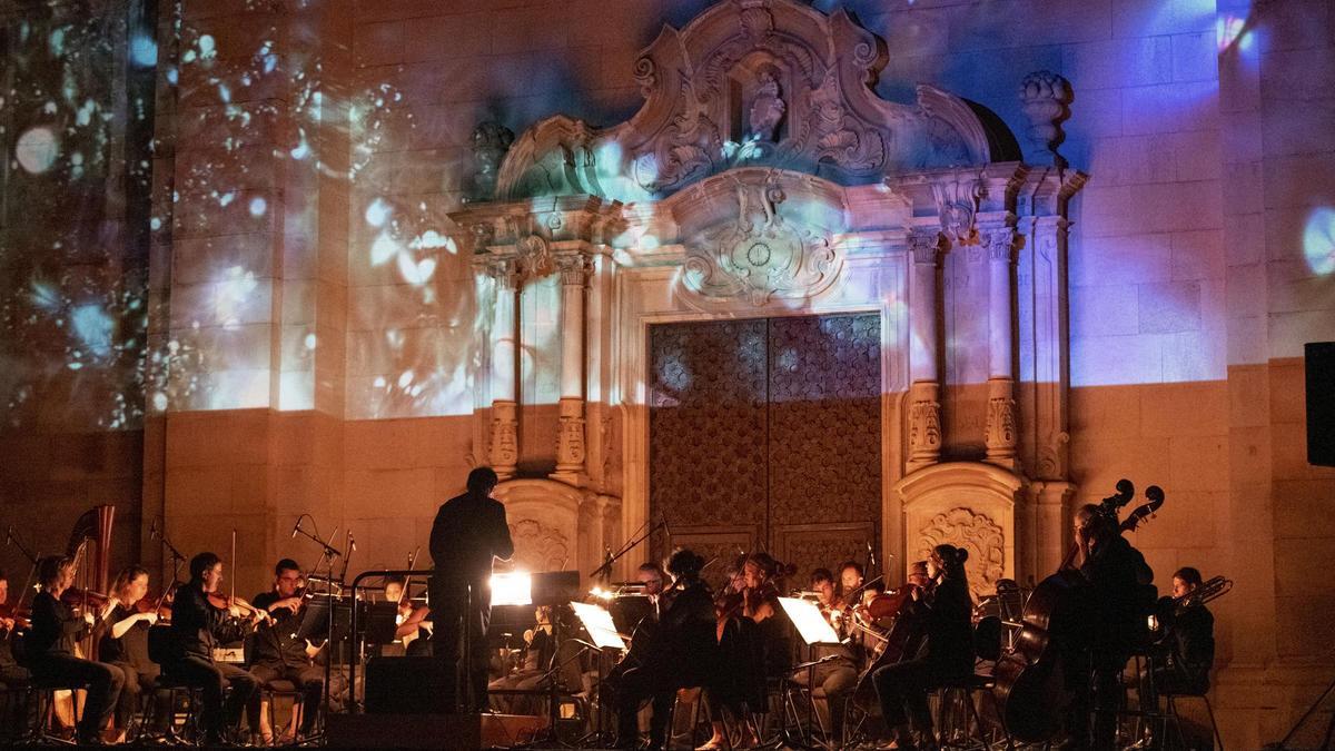 TÁRREGA (LLEIDA), 10/09/2023.- La Orquestra Simfònica Julià Carbonell de Lleida tiene un papel protagonista en esta edición de Fira Tàrrega 2023 con un espectáculo que pretende ser una metáfora de unión entre Ponent y Terres de l'Ebre y que pone en escena hoy domingo junto a las artes audiovisuales de la artista Alba G. Corral. EFE/Álex López