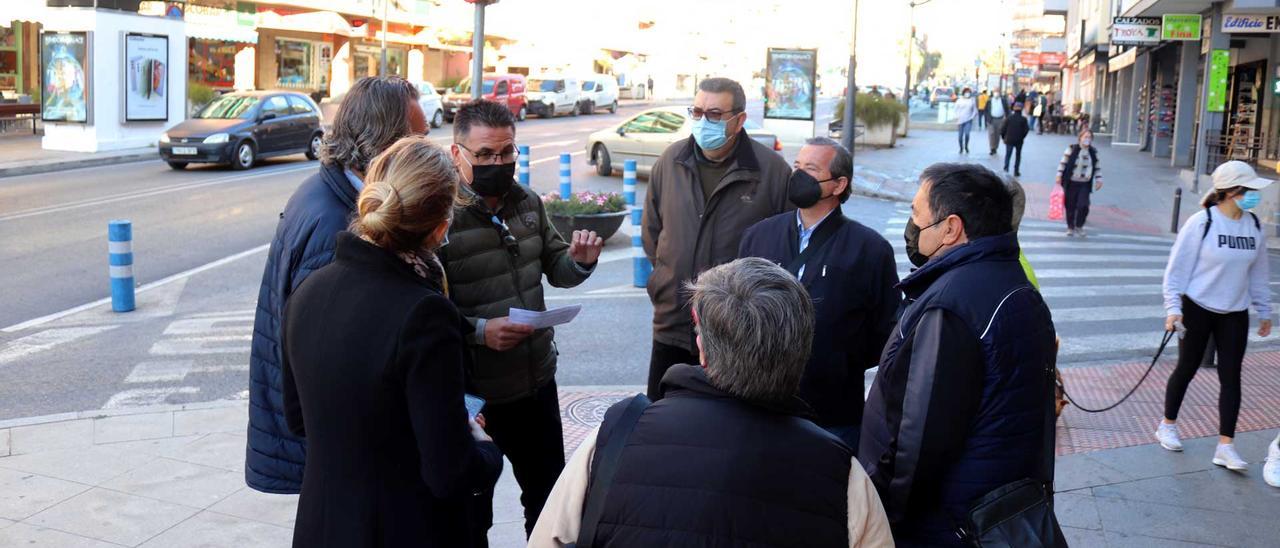 Los concejales con vecinos de la zona.