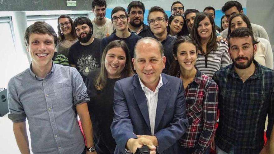 EL SELFIE DEL CANDIDATO  |  Leicega con mozos de Xuventudes Socialistas tras un acto de campaña en Ourense. // Xoaquín Fernández Leiceaga