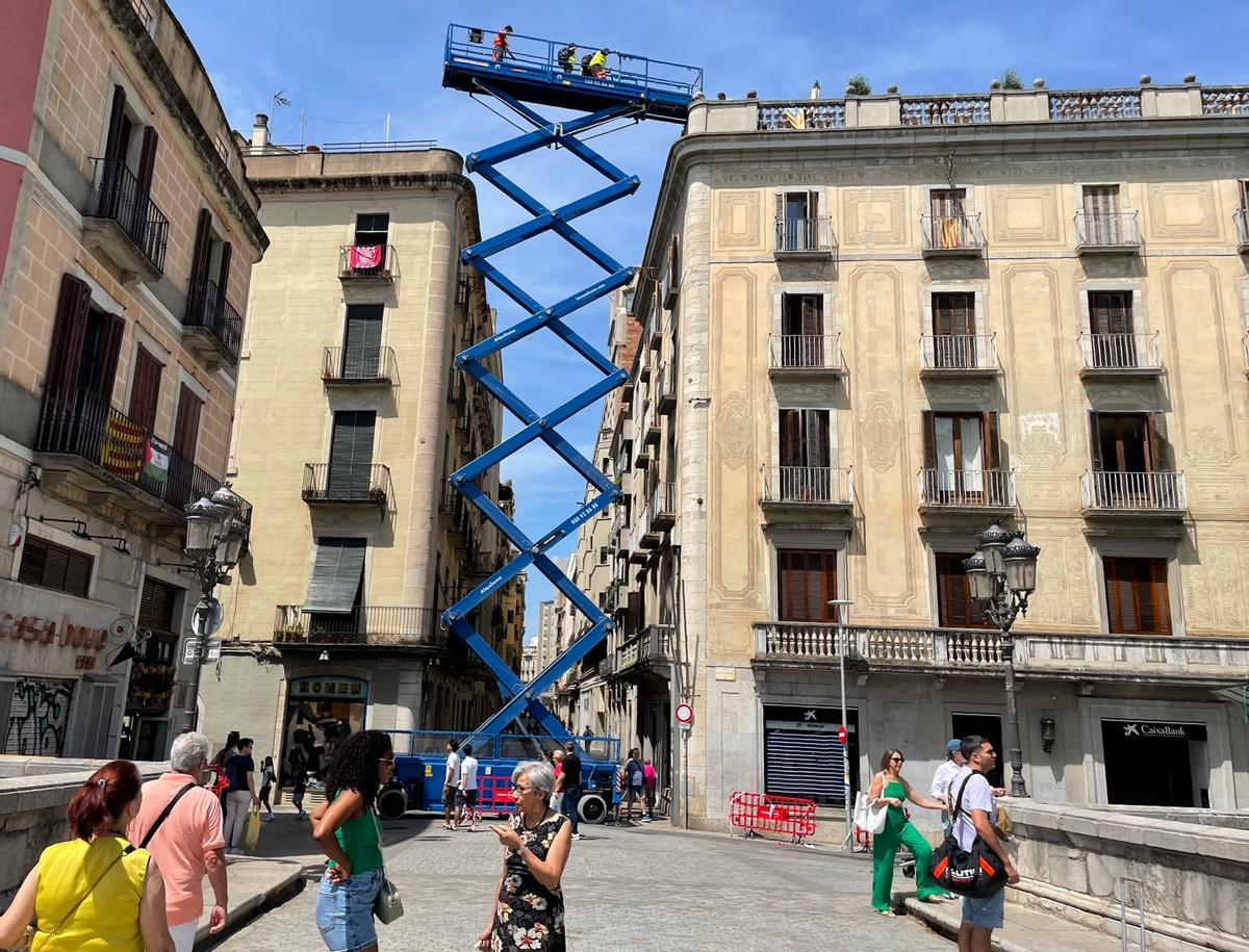 La grua a l'alçada dels terrats del carrer Santa Clara, pel rodatge de Tomb Raider