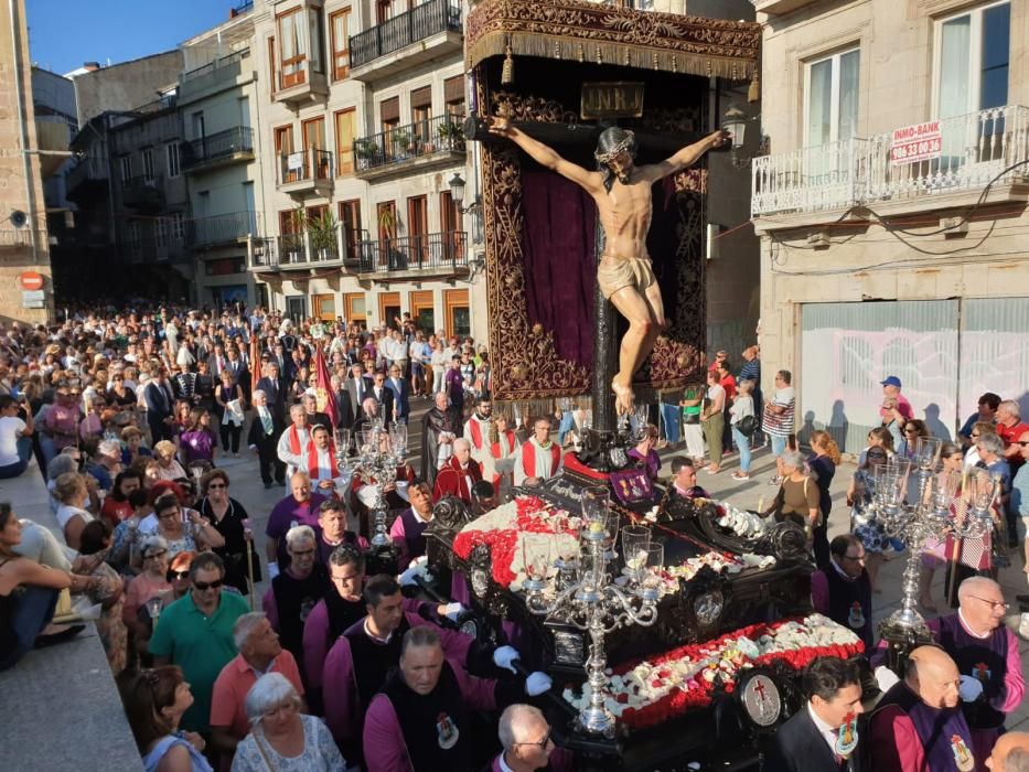 Miles de personas acompañan a la figura del Cristo de la Sal por el centro de la ciudad - Caballero y Feijóo, presentes en la cita