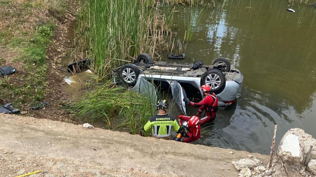 Los bomberos, en el momento en el que rescataban a la víctima.