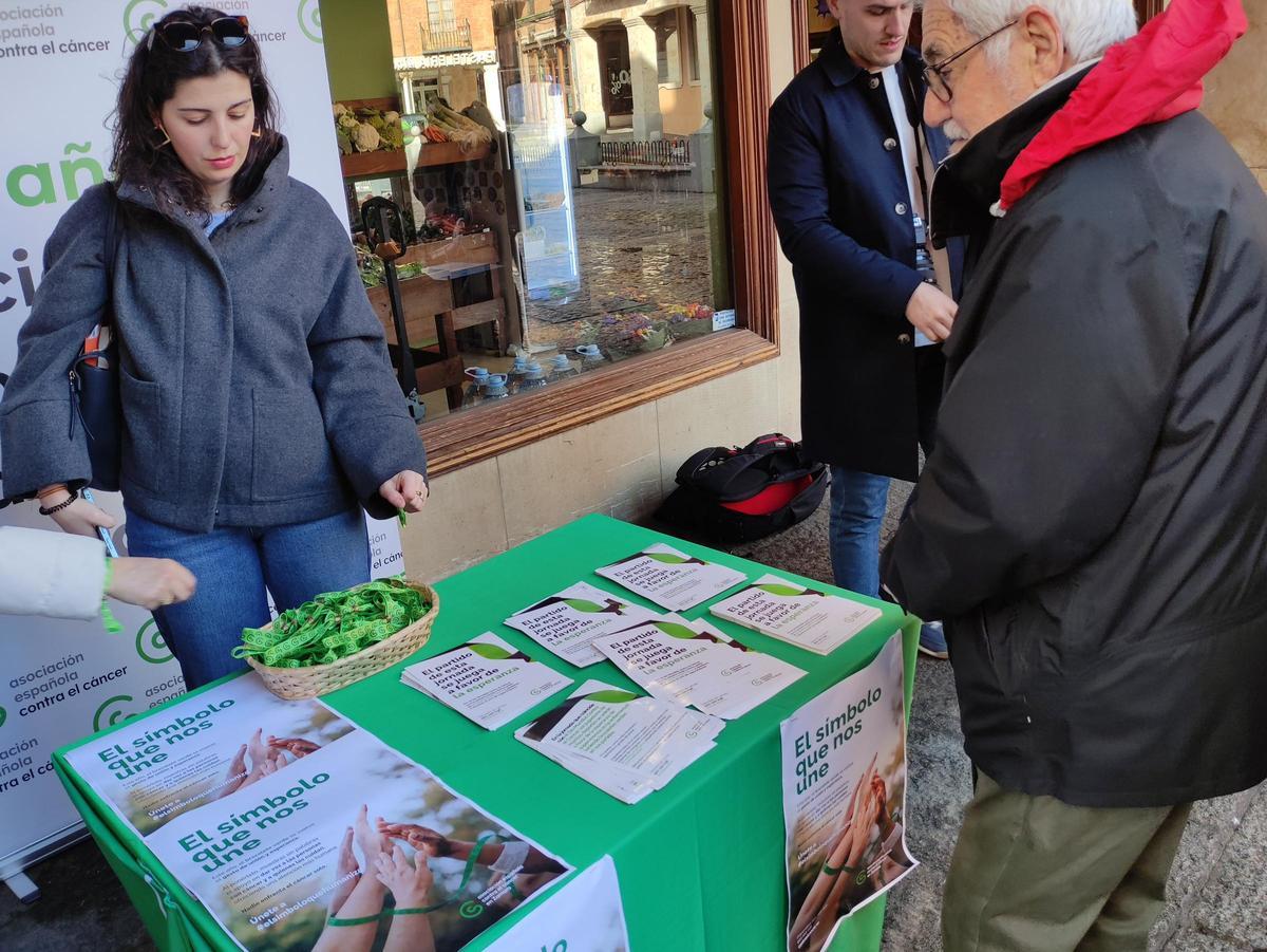 Mesa instalada por la AECC de Benavente en la Plaza de San Nicolás.