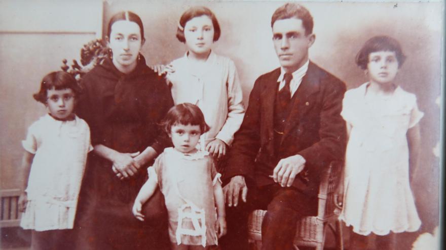 María, de pie entre sus padres, y Antonia, a la izquierda de la imagen, con sus hermanas Esperanza (la pequeña) y Margalida.