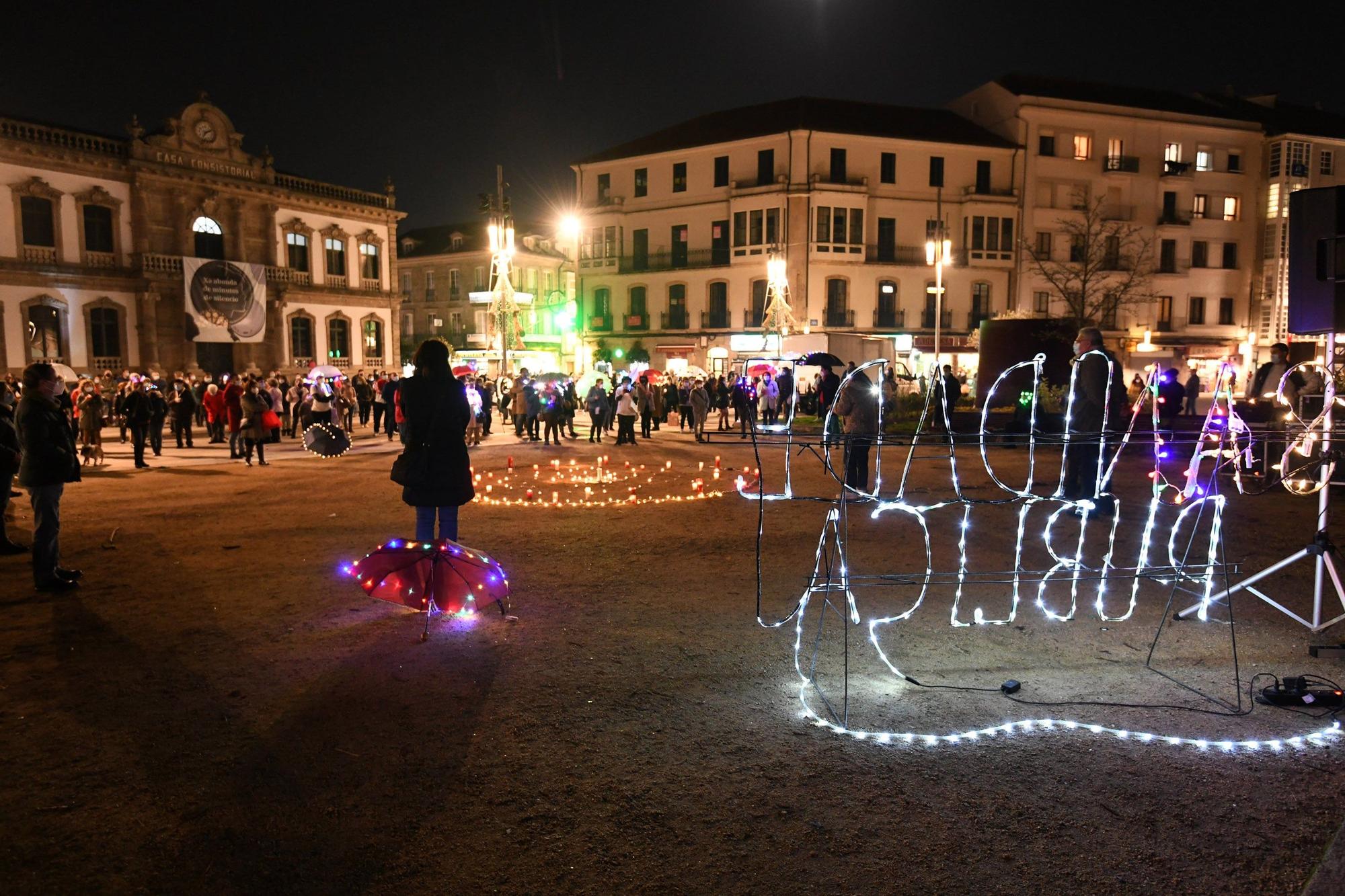 Los asistentes a la concentración luminosa en defensa de la sanidad pública