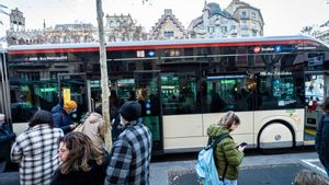 Barcelona 16/01/25 Barcelona. Barcelona aspira a retirar 40.000 motos de las aceras antes de 2030. Fotos ambiente de transporte: metro, buses y motos estacionadas y en marcha. AUTOR: MANU MITRU