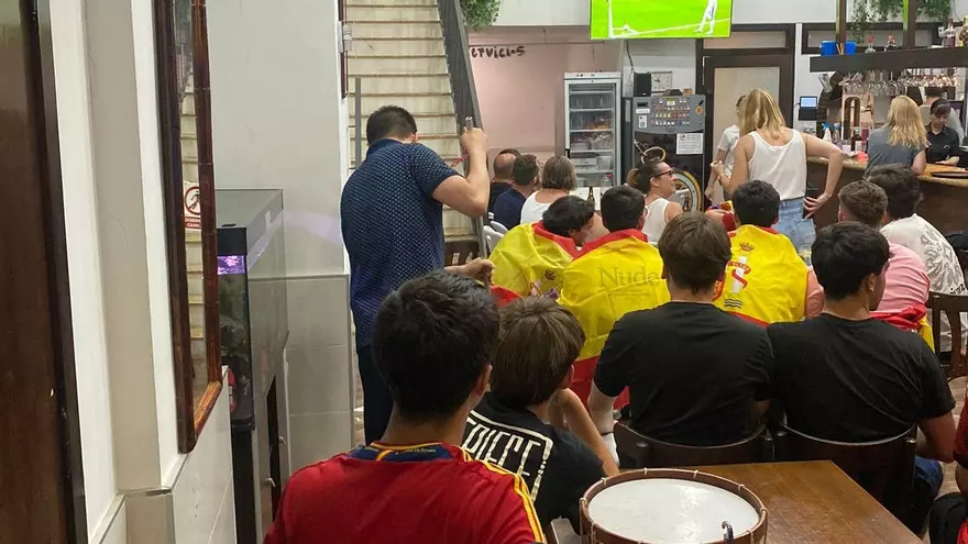 “Es un mena el que no bote”: cánticos xenófobos en un bar de Valencia durante la final de la Eurocopa