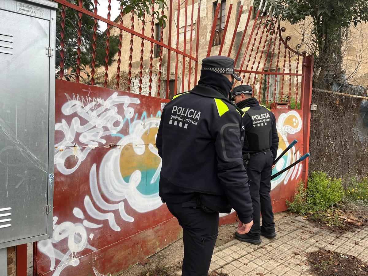 Agentes de la Guàrdia Urbana de Badalona entran en la masía ocupada de ca l'Andal