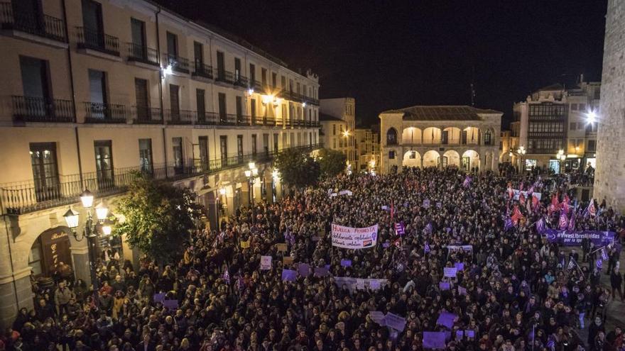 Miles de personas en la Plaza Mayor de Zamora tras la manifestación del pasado 8 de marzo.