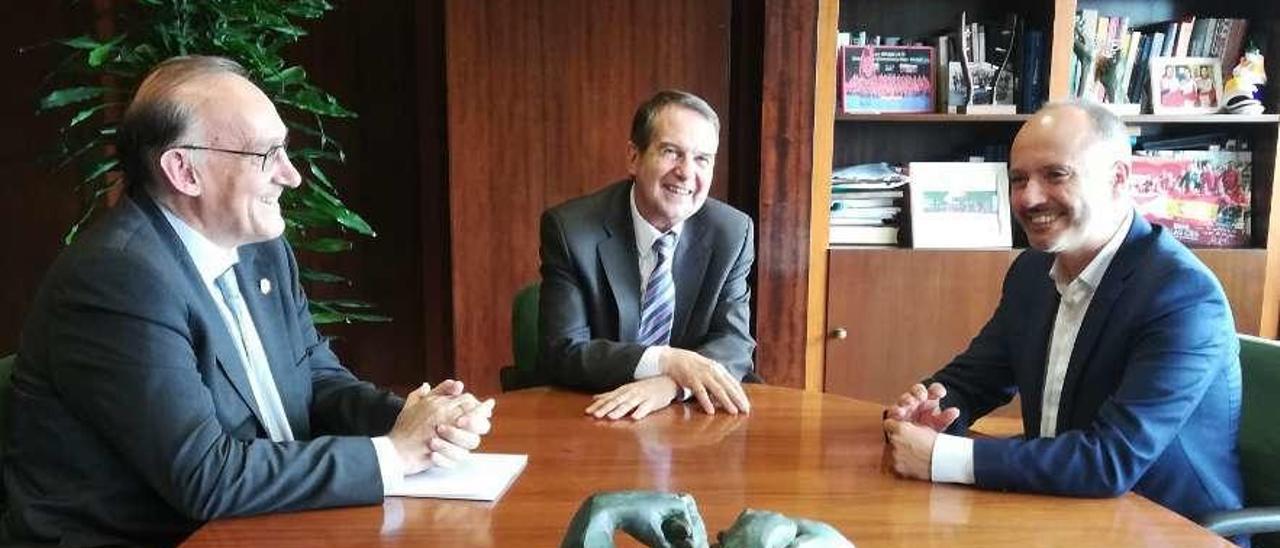 Manuel Reigosa, Abel Caballero y David Regades, ayer, durante su reunión en Alcaldía. // E.V.