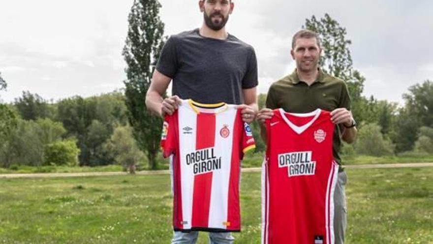 Marc Gasol i Delfí Geli, amb les samarretes del Girona FC i del Bàsquet Girona.