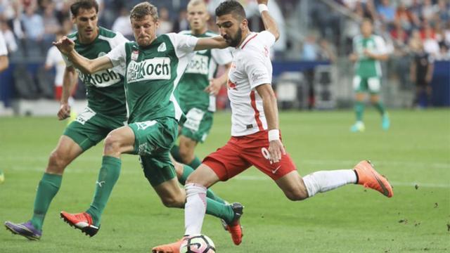 Aparte de un portero de 33 años, Walker, Òscar alineó al equipo más joven de la historia del Salzburgo