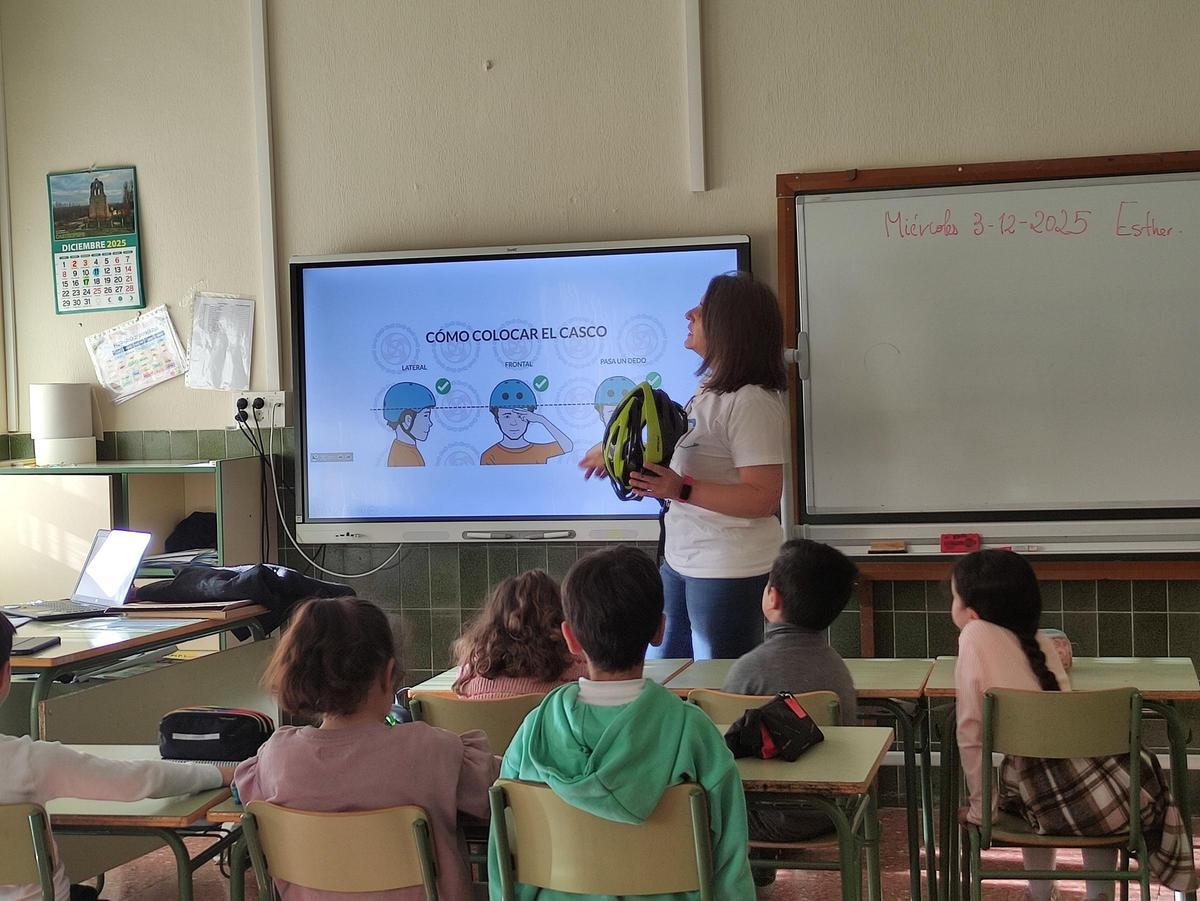 Los niños y niñas de Las Eras aprenden cómo ponerse el casco.