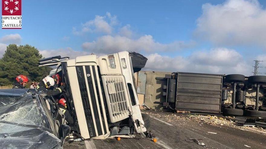 Un conductor, trasladado al hospital tras sufrir un vuelco de su camión en Oropesa