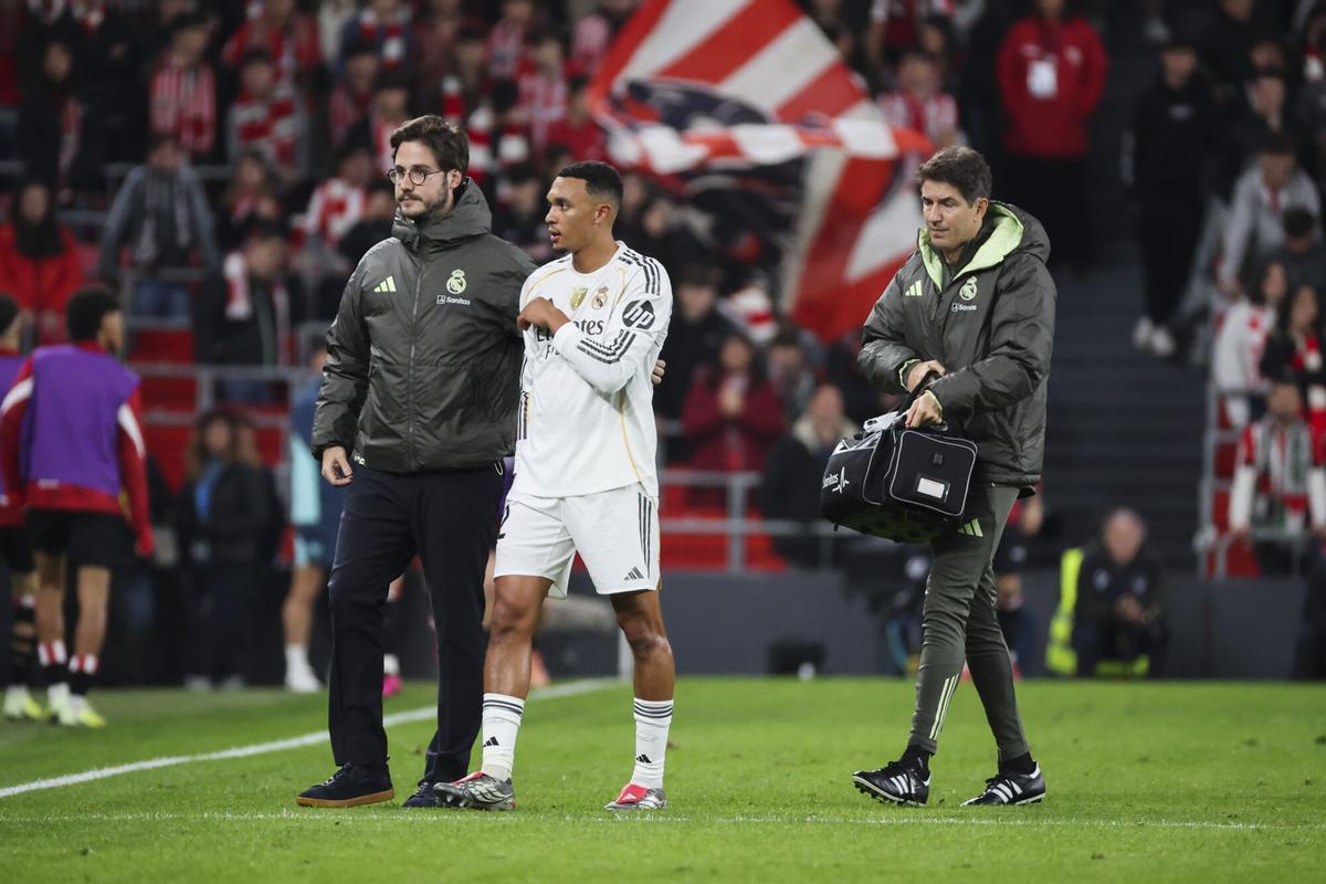 Trent Alexander-Arnold se retiró lesionado durante el partido entre el Athletic Club y el Real Madrid