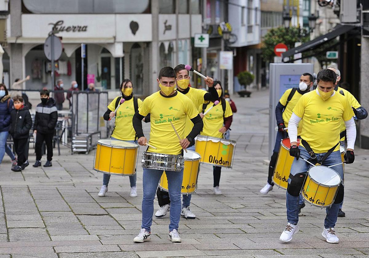 Olodum do Coio hace retemblar el centro urbano de Lalín | BERNABÉ/JAVIER LALÍN