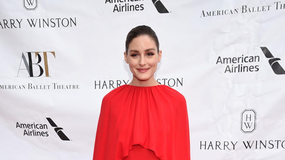 Olivia Palermo con peinado de moño bajo y efecto mojado