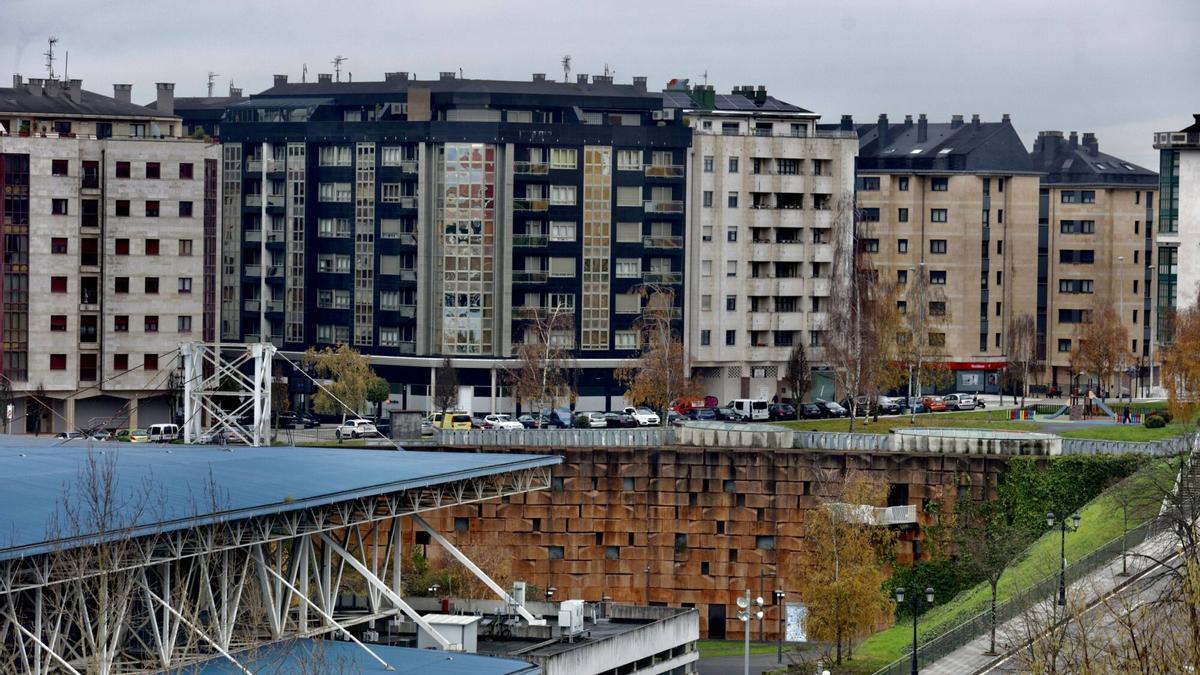 A la izquierda, el Carlos Tartiere y al fondo, las torres de edificios de La Ería.