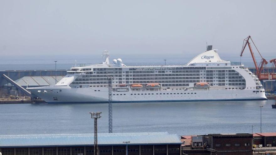 Así es el crucero en el que llegaron 736 pasajeros al puerto de Gijón