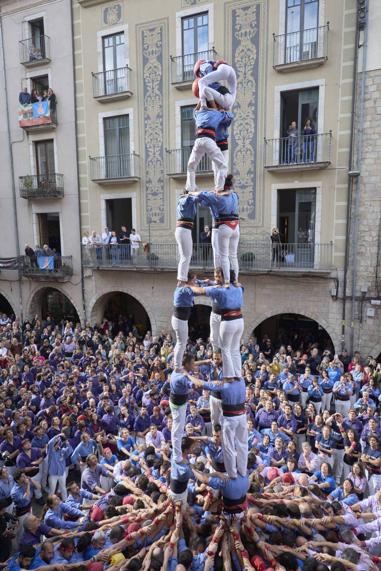 Diada Cartelera amb Els Marrecs de Salt, Capgrossos i Minyons de Terrassa a la plaça del Vi.