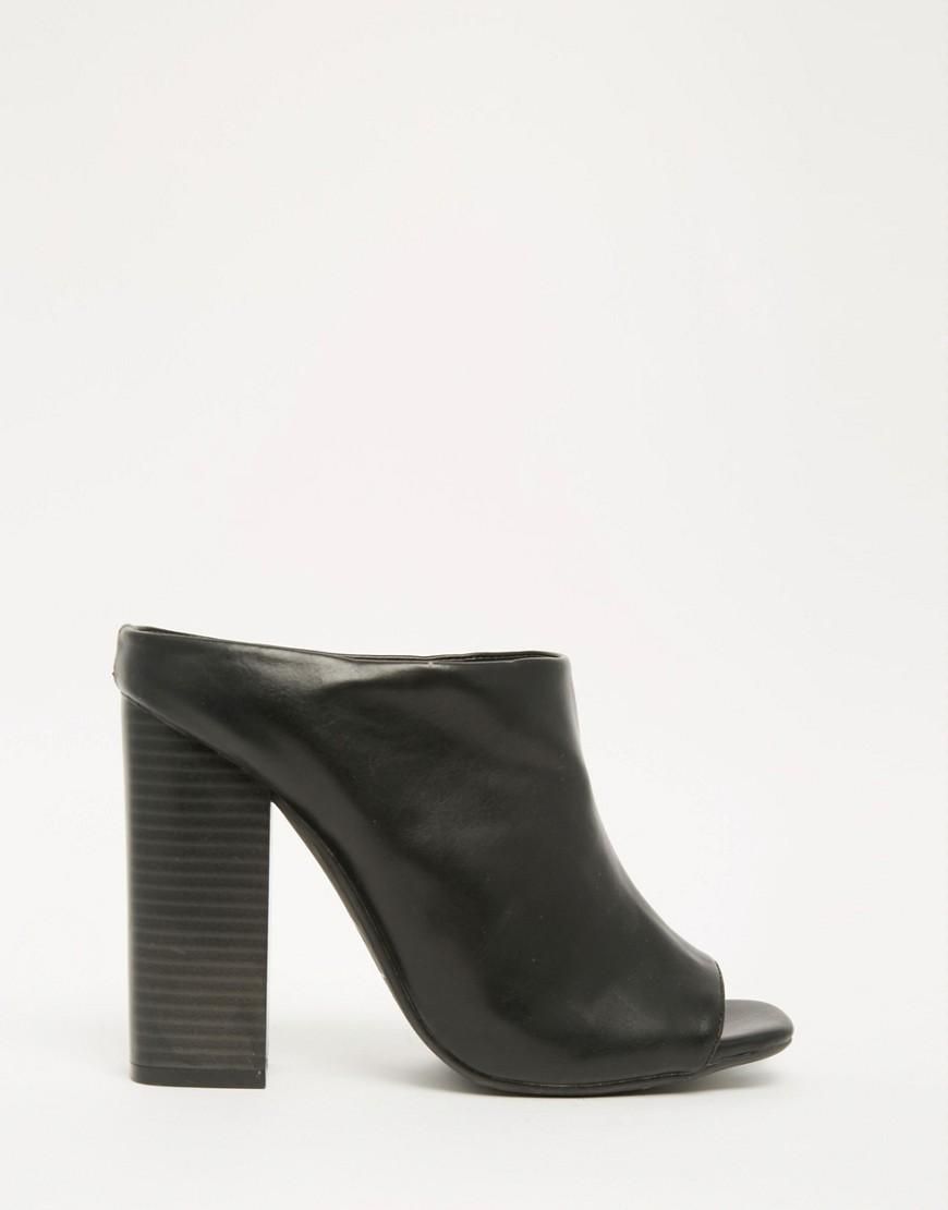 Mules para el verano, en color negro de Asos (41,99€)