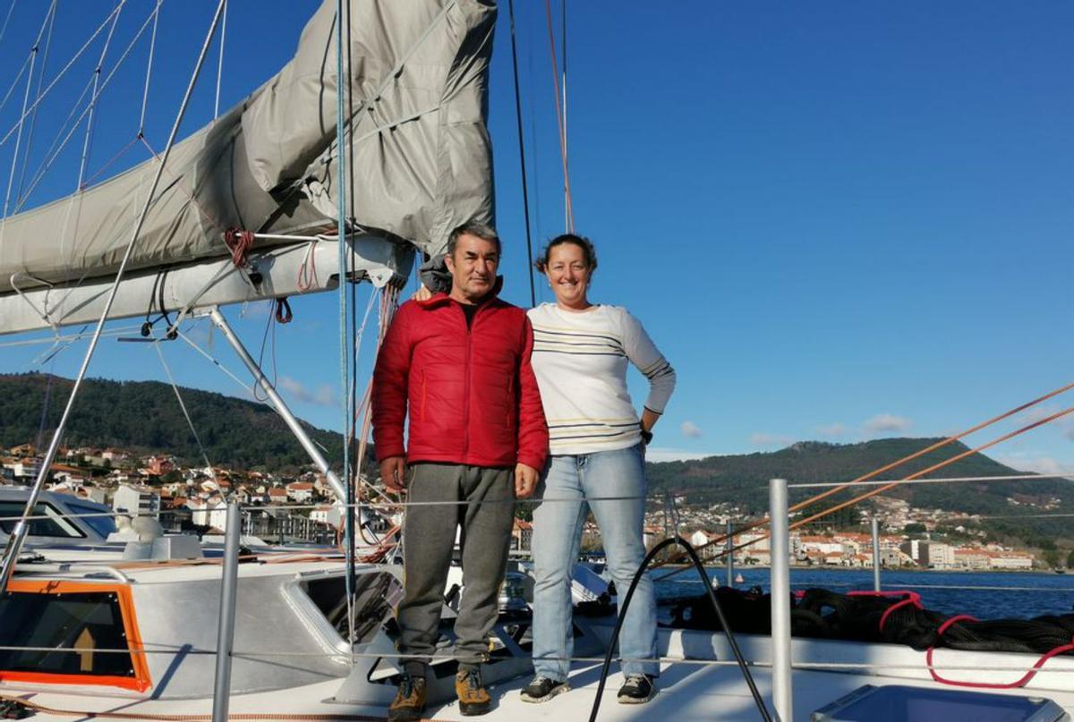 Arriba, con el moañés Manuel Núñez “Lolo”. Abajo, una vista del interior del barco. A la dcha., al llegar a Moaña, varado en la playa junto al puerto.   | // S.Á.