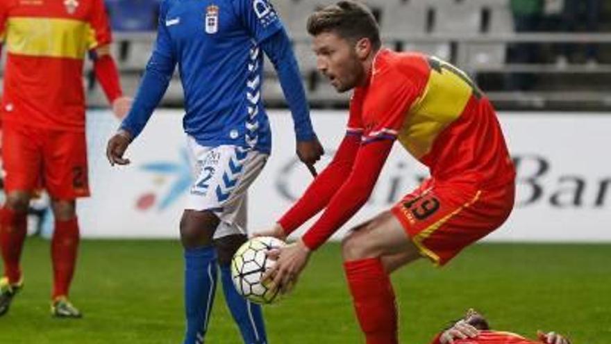 Ilie intenta sacar rápido un balón con Koné al lado.