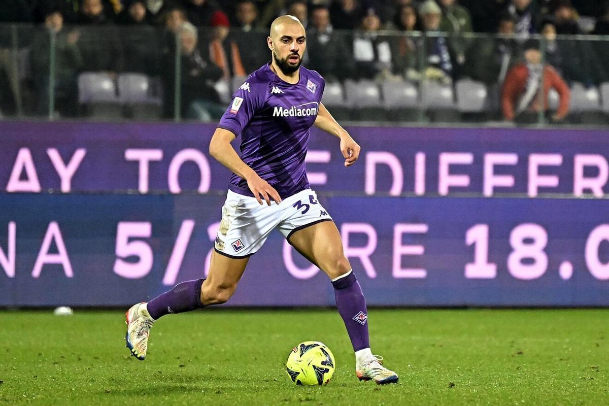 Amrabat durante un partido de la Fiorentina.