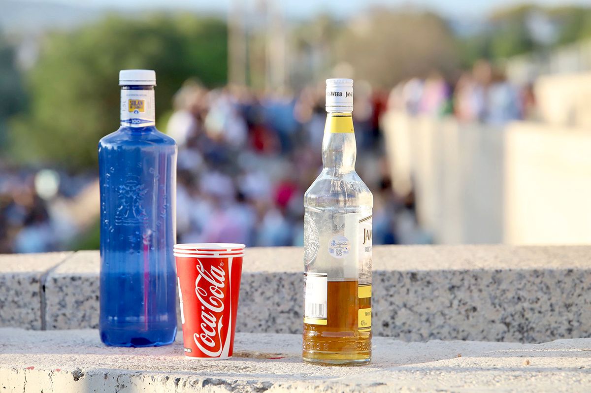 Centenares de jóvenes hacen el tradicional botellón del miércoles de Feria