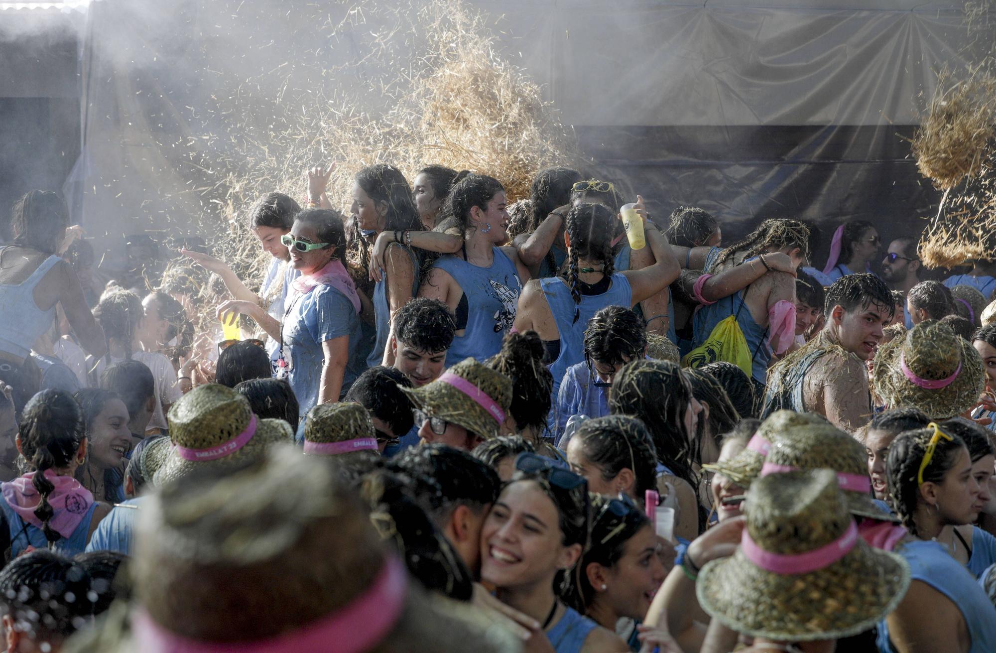 Stroh, Wasser und viel Spaß - so wurde die "Embala't 2023" in Sencelles gefeiert.