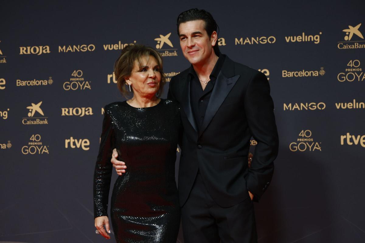 Mario Casas, con su madre.